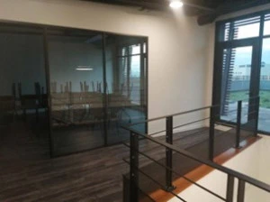 Bureaux de 406m² avec approche environnementale en béton préfabriqué habillé d’un bardage déporté à claire-voie. Installation d’une toiture végétalisé